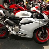 Foto scattata a Ducati Triumph New York da Matthew il 9/19/2018