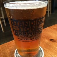 รูปภาพถ่ายที่ Standing Stone Brewing Company โดย cnelson ︻. เมื่อ 2/16/2020
