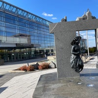 รูปภาพถ่ายที่ Centre des congrès de Québec โดย ˈakiːm S. เมื่อ 10/16/2022