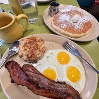 Photo taken at Snooze, an AM Eatery by Monique R. on 12/27/2021
