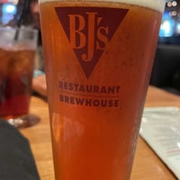 Foto scattata a BJ&amp;#39;s Restaurant &amp;amp; Brewhouse da Brett F. il 10/9/2021