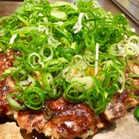 Photo taken at Okonomiyaki Kiji by Kabuuska on 10/2/2019