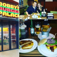 Photo taken at Bobby&amp;#39;s Burger Palace by Locos a la Parrilla .. on 8/30/2016