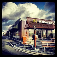 รูปภาพถ่ายที่ McDonald&amp;#39;s โดย Thijsiie v/d T. เมื่อ 10/20/2013