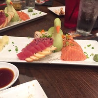 Photo taken at Naru Restaurant &amp;amp; Sushi Bar by Rosana T. on 8/22/2015