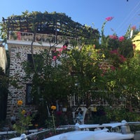 Das Foto wurde bei Lemon Tree Restaurant von mükerrem ş. am 10/2/2016 aufgenommen