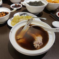 Photo taken at Tuan Yuan Pork Ribs Soup 团缘肉骨茶 by Dan L. on 8/22/2020