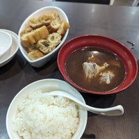 Photo taken at Tuan Yuan Pork Ribs Soup 团缘肉骨茶 by Dan L. on 11/14/2023