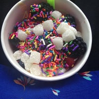 รูปภาพถ่ายที่ Fruttela Frozen Yogurt โดย Leslie Jane L. เมื่อ 5/20/2013