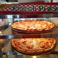 Foto scattata a Maya New York Pizza Bar &amp;amp; Grill da user371855 u. il 1/6/2021