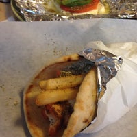 4/25/2014 tarihinde Liz A.ziyaretçi tarafından Souvlaki Greek Cuisine'de çekilen fotoğraf