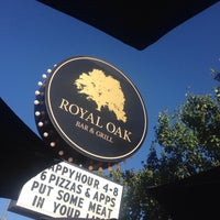Foto tirada no(a) Royal Oak Bar and Grill por Dy L. em 12/1/2015