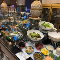 รูปภาพถ่ายที่ Baharat Restaurant - Le Meridien Hotel โดย Adel✈️🇸🇦 เมื่อ 12/9/2022