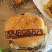 Foto diambil di BurgerFi oleh Rebecca pada 8/5/2015