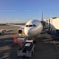 Photo taken at Hawaiian Airlines Check-in by Koreankitkat on 2/23/2016