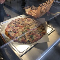1/23/2017にKoreankitkatがYellow Cab Pizza Co.で撮った写真