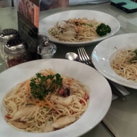 Photo taken at Aglio Olio by Zoe Y. on 11/12/2013