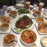 Foto diambil di Royal East Restaurant oleh Sarah Fatin pada 7/16/2016
