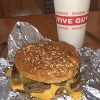 Photo taken at Five Guys by EYAD 🧿 on 11/22/2022