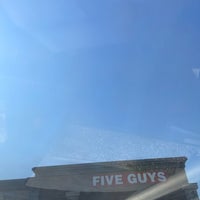 Photo taken at Five Guys by Jeng-Chyang S. on 4/5/2021