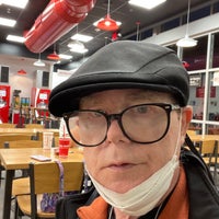 Photo taken at Five Guys by Jeng-Chyang S. on 12/28/2021