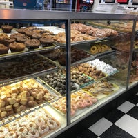 3/25/2021 tarihinde Jenny L.ziyaretçi tarafından Donut Den'de çekilen fotoğraf