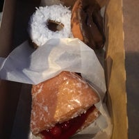 3/25/2021 tarihinde Jenny L.ziyaretçi tarafından Donut Den'de çekilen fotoğraf
