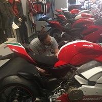 Das Foto wurde bei Ducati Triumph New York von Peter F. am 8/22/2018 aufgenommen