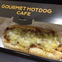 Das Foto wurde bei Gourmet Hotdog Cafe von Shu Hong am 12/14/2014 aufgenommen