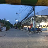 Photo taken at ผัดไทย หอยทอด  หน้า7-11  นวมินทร์163 แยก17/8 by Chidphant P. on 4/2/2018