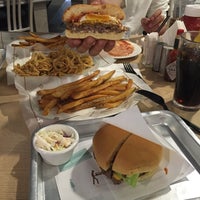 2/20/2015 tarihinde Mahraziyaretçi tarafından Burger Hood برجر هوود'de çekilen fotoğraf
