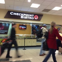รูปภาพถ่ายที่ Checkpoint Bistro โดย Glen W. เมื่อ 11/26/2012