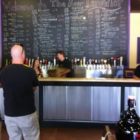 10/6/2012 tarihinde Glen W.ziyaretçi tarafından The Beer Growler'de çekilen fotoğraf