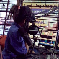 Photo prise au MENARA 102.8 FM Radio Bali par Ai Y. le1/5/2014