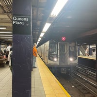 Foto diambil di MTA Subway - M Train oleh Luis E. pada 8/16/2022