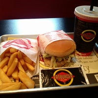 Photo taken at Fatburger by Timuçin D. on 10/2/2013