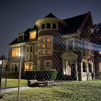 Photo taken at The &amp;quot;American Horror Story&amp;quot; House by Ritaltt on 10/6/2023