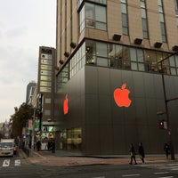 Photo taken at Apple Fukuoka Tenjin by 歩恋 珠. on 12/1/2016