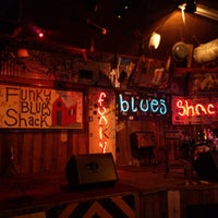 รูปภาพถ่ายที่ Graffiti &amp;amp; Funky Blues Shack โดย Mark C. เมื่อ 7/23/2013