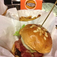 รูปภาพถ่ายที่ Burger Junkyard โดย Fienuts เมื่อ 4/22/2013