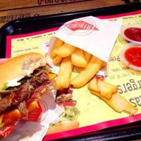 Photo taken at Fatburger by Dilla on 7/15/2013