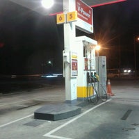Foto diambil di Shell oleh Sen S. pada 12/26/2012
