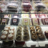 Photo taken at Junior&amp;#39;s Restaurant &amp;amp; Bakery by saifah 」. on 4/27/2017