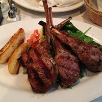 รูปภาพถ่ายที่ Lourdas Greek Taverna โดย Aaron O. เมื่อ 3/2/2013