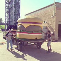 Foto tomada en Sacramento Burger Battle 2015  por Burger J. el 9/19/2013