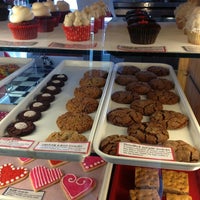 Foto tomada en Lola Cookies &amp;amp; Treats  por Rhonda W. el 1/23/2013