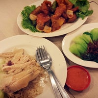 Photo taken at Tian Tian Hainanese Chicken Rice by Audrey H. on 7/28/2013