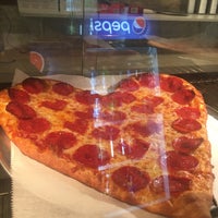 Снимок сделан в The Original Milano&amp;#39;s Pizza (Oakland) пользователем Richie P. 2/14/2019