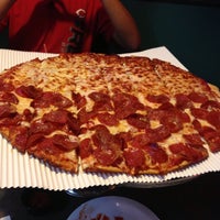 Foto tomada en Benny&amp;#39;s Pizza  por Ronnie R. el 8/15/2013