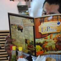 รูปภาพถ่ายที่ La Perla Oyster Bar โดย La Perla Oyster Bar เมื่อ 7/3/2013